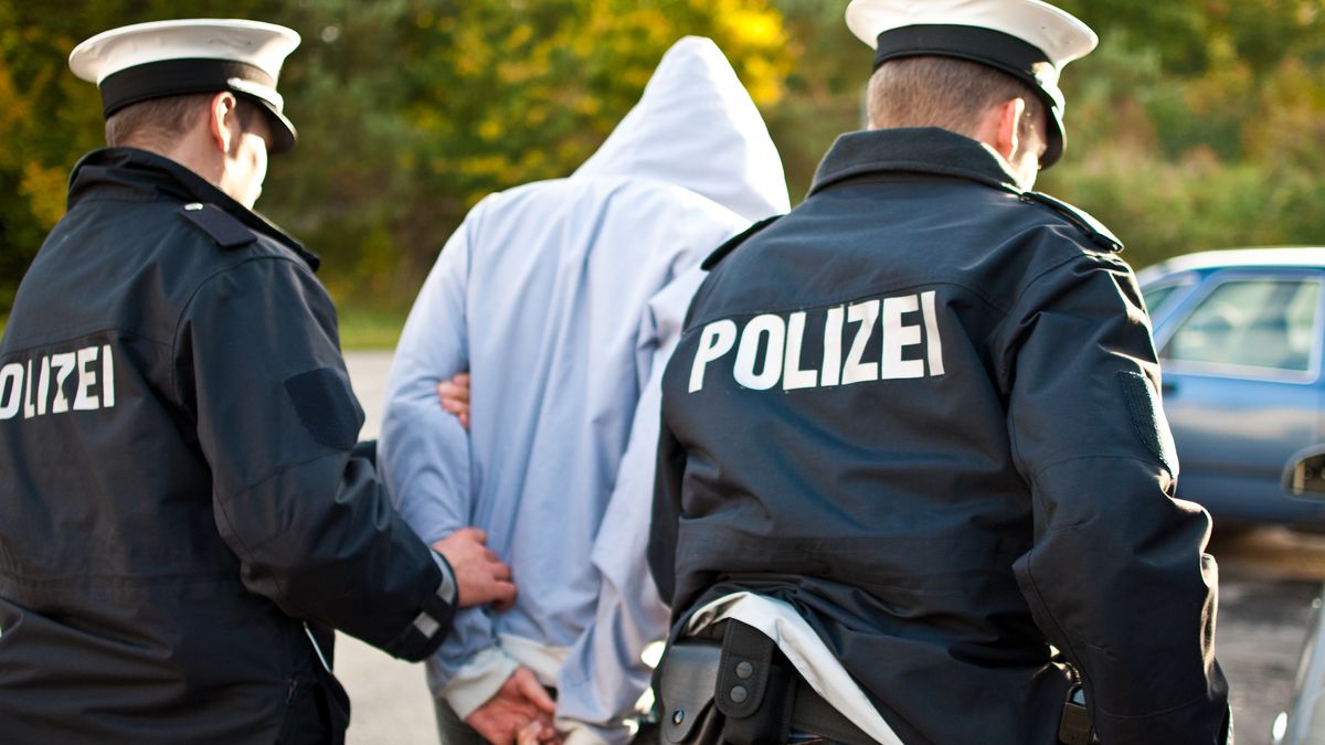 Německá policie při razii proti převaděčům zadržela deset podezřelých